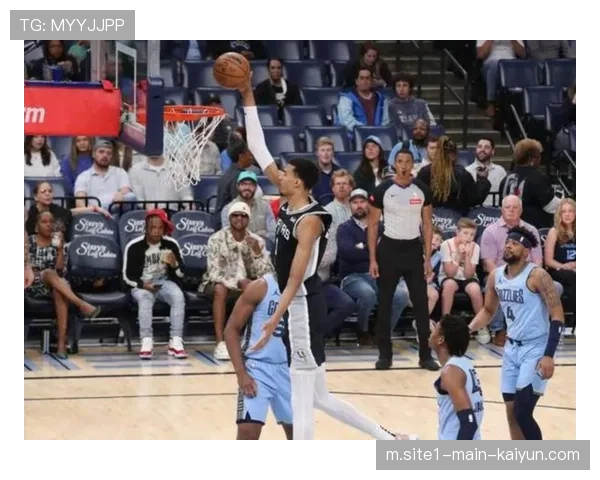 文班亚马限制坎宁安内线进攻，防守端5次封盖展现护框威慑力